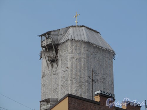 7-я линия В.О., дом 68. Ремонт колокольни церкви Благовещения Пресвятой Богородицы. Фото 13 апреля 2012 года.