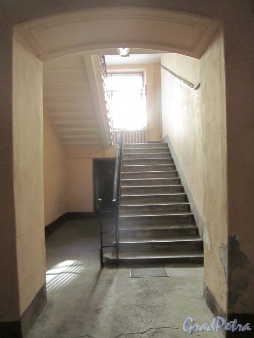 8-я линия В.О., дом 7. Лестница в парадной. Фото 13 апреля 2012 года.