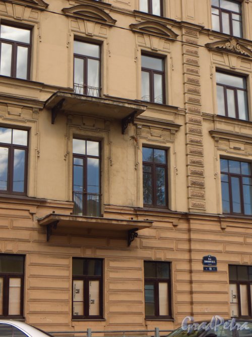 8-я линия В.О., дом 19. Состояние балконов и табличка с номером здания. Фото 18 июня 2014 года.