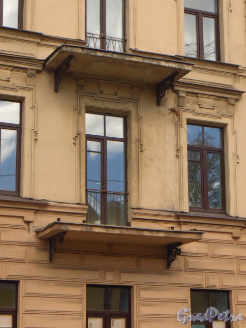 8-я линия В.О., дом 19. Состояние балконов. Фото 18 июня 2014 года.