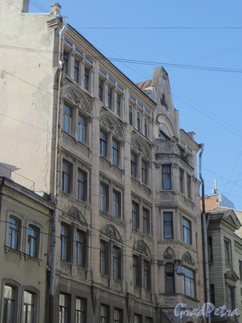  9-я линия В.О., дом 30. Общий вид лицевого фасада здания. Фото 14 марта 2014 года