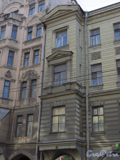 9-я линия В.О., дом 32. Левый эркер здания. Фото 14 марта 2014 года
