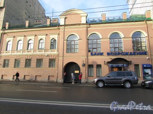 9-я линия В.О., дом 60. Общий вид здания Василеостровского отделения банка «Возрождение». Фото 5 августа 2015 года.