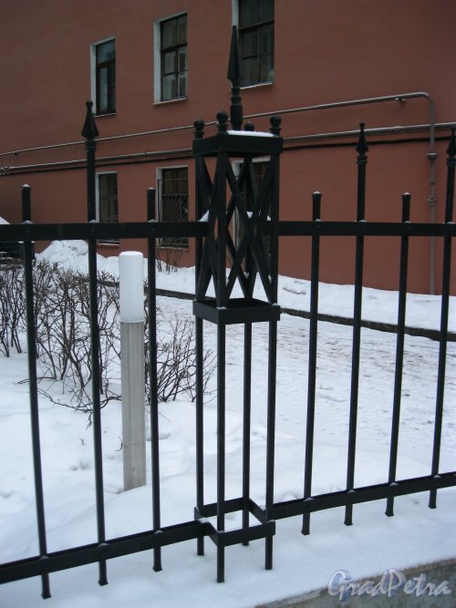 10-я линия В.О., дом 17, корпус 2, литера А. Фрагмент ограды участка. Фото 3 февраля 2013 года.
