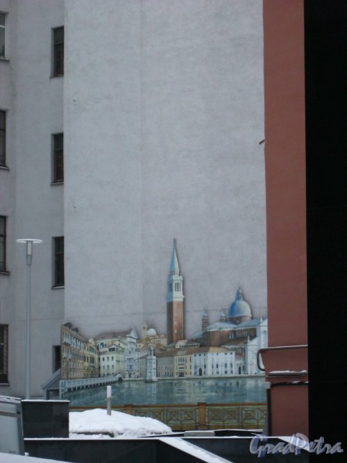 10-я линия В.О., дом 17, корпус 2, литера А. Фреска «Венеция» во дворе ЖК «Ван-Вителли». Фото 3 февраля 2013 года.
