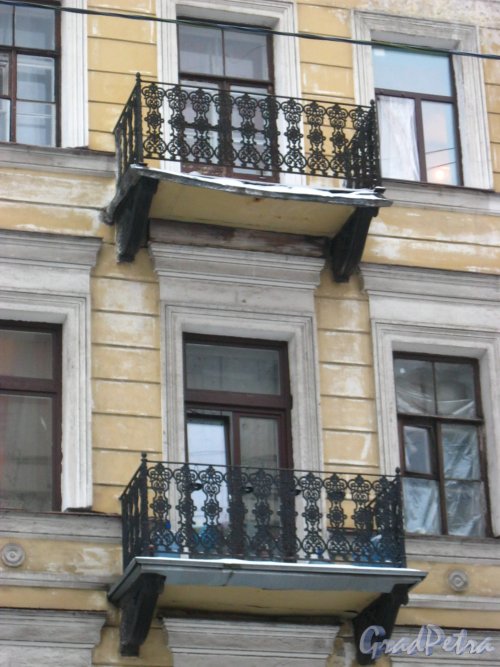 11-я линия В.О., дом 24, литера А. Балконы. Фото 3 февраля 2013 года.