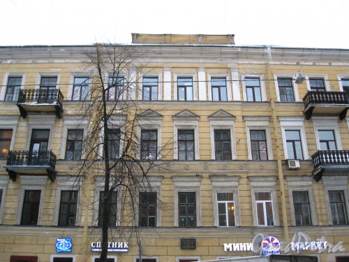 11-я линия В.О., дом 24, литера А (левая часть). Центральная часть фасада. Фото 3 февраля 2013 года.