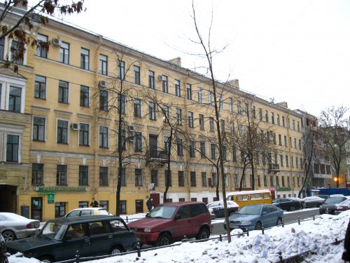 11-я линия В.О., дом 24, литера А (правая часть). Общий вид лицевого фасада здания. Фото 3 февраля 2013 года.