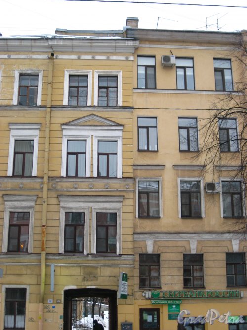11-я линия В.О., дом 24, литера А. Граница между левой и правой частями фасада здания. Фото 3 февраля 2013 года.