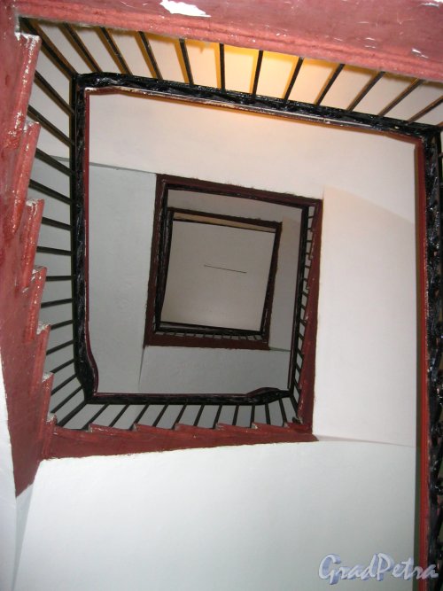 11-я линия В.О., дом 28, лестница № 1. Перспектива лестничной клетки с первого этажа. Фото 3 февраля 2013 года.