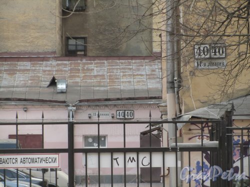 11-я линия В.О., дом 40. Таблички с номерами дворовых флигелей. Фото 13 апреля 2012 года.
