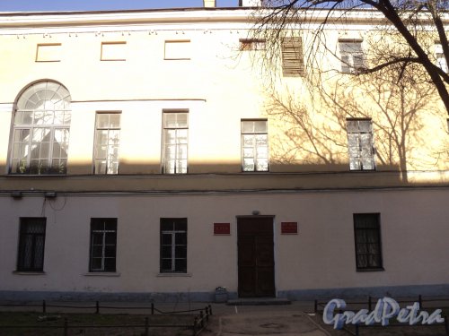 12-я линия В.О., дом 3 (центральная часть). Вход в Музей и Клуб Морского корпуса им. Петра Великого. Фото 12 апреля 2011 года.