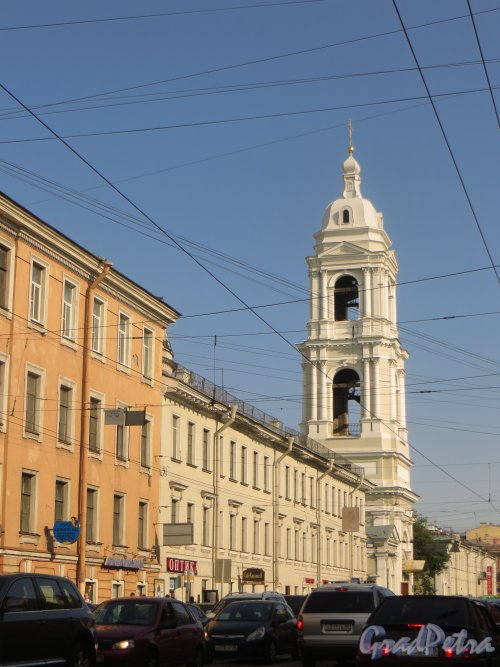 Кадетская линия В.О., дом 27а, литера А. Общий вид колокольни церкви Святой Екатерины со стороны набережной Адмирала Макарова. Фото 16 июля 2015 года.