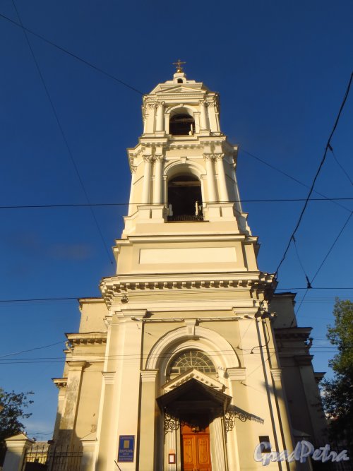 Кадетская линия В.О., дом 27а, литера А. Фасад колокольни церкви Святой Екатерины. Фото 27 июля 2015 года.
