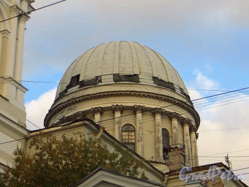 Кадетская линия В.О., дом 27а, литера А. Купол церкви Святой Екатерины. Фото 17 октября 2014 года.