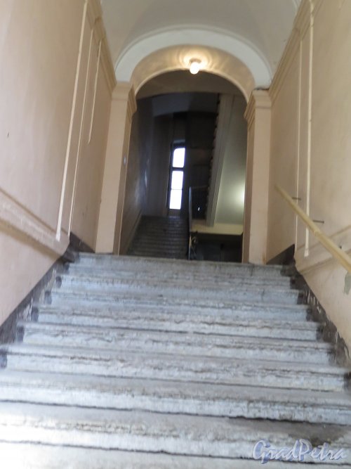 4-я линия В.О., д. 5 / Большой пр., В.О., д. 15. Доходный дом Л. Е. Кенига. Интерьер парадной лестницы. фото август 2015 г.