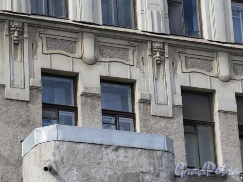 9-я линия В.О., д. 18. Доходный дом С. И. Ширвиндта (М. Э. Сегаля). Фриз над окнами. фото сентябрь 2015 г.