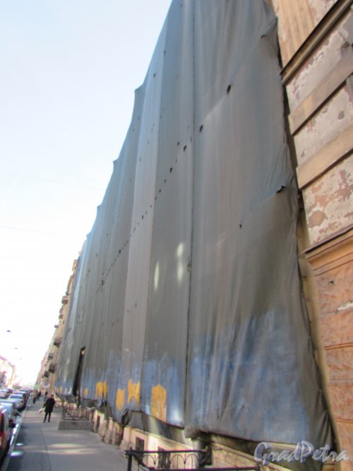 9-я линия В.О., дом 46, литера А. Фасад лицевого корпуса во время реконструкции, затянутый сеткой. Фото 8 апреля 2020 г.