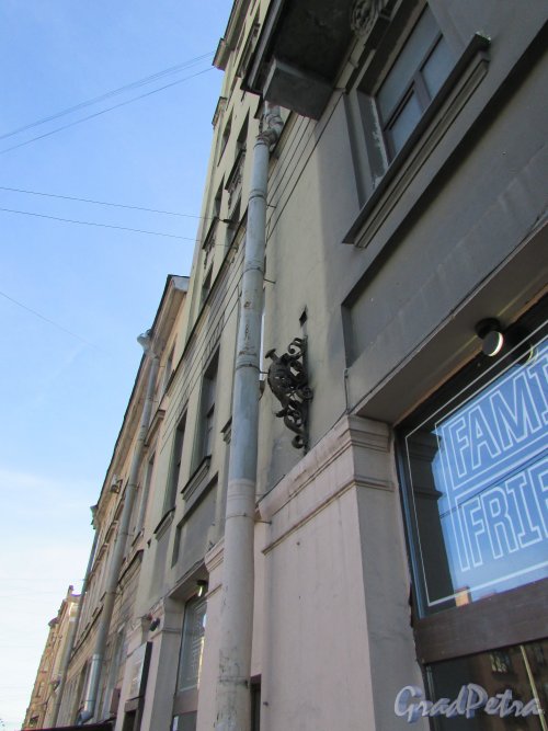 9-я линия В.О., дом 54, литера А. Флагштог на фасаде доходного дома М.К. Казаковой. Фото 8 апреля 2020 г.