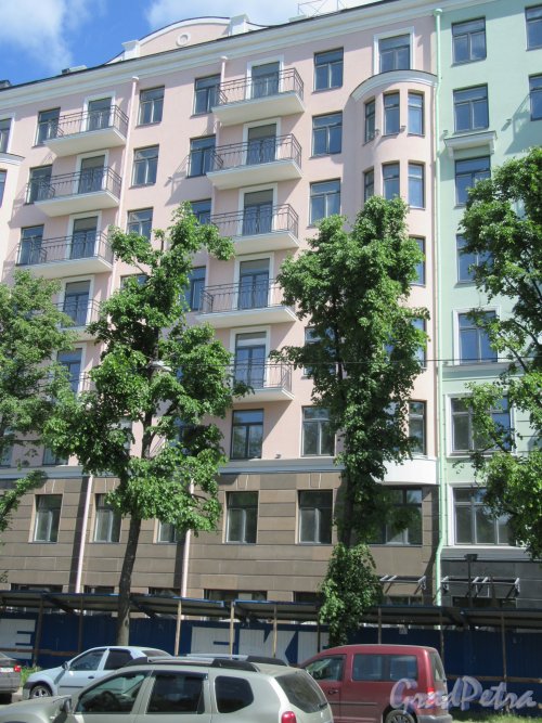 18-я линия В.О., д. 49 (левый корпус). Жилой дом. Общий вид фасада в период строительства. фото май 2018 г.