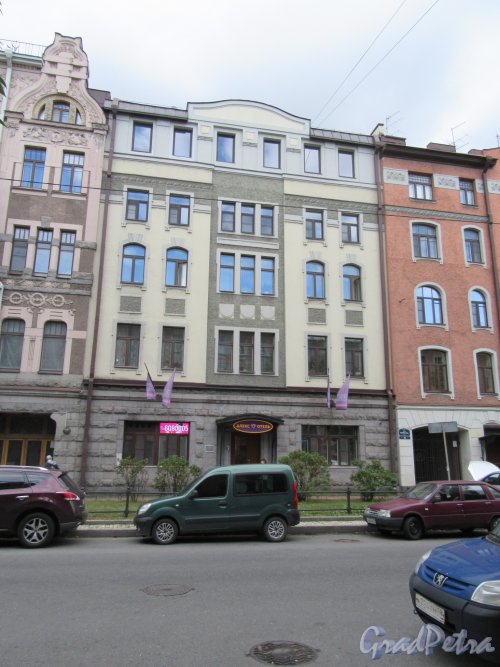 3-я линия В.О., д. 52. Правая часть. Отель «Алекс», 1999, арх. Е.Б. Григорьев. Общий вид фасада. фото август 2018 г. 