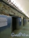 Станция метро «Парк Победы». Ремонт полов и стен среднего зала. Фото 29 апреля 2014 года.