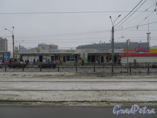 Снос торговых павильонов у станции метро «Проспект Большевиков». Вид со стороны улицы Коллонтай. Фото 9 февраля 2014 года.