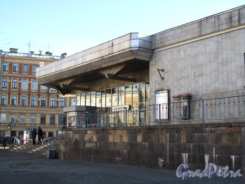 Станция Метро «Чкаловская». Наземный павильон вид сбоку. Фото март 2014 г.