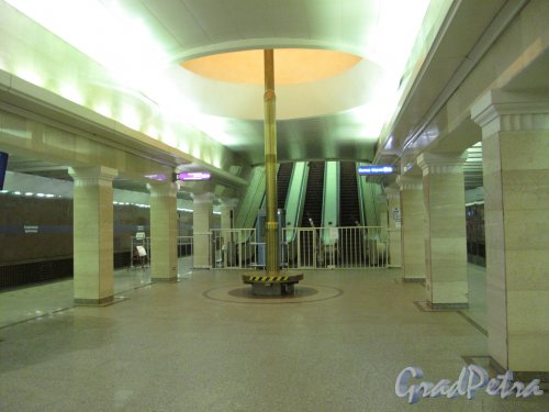 Cтанция метро «Спортивная». Общий вид подземного вестибюля (нижний уровень). Фото март 2014 г.