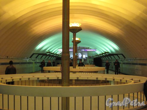 Cтанция метро «Спортивная». Общий вид подземного вестибюля (верхний уровень). Фото март 2014 г.