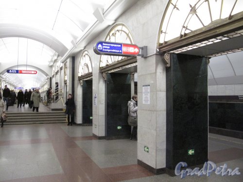 станция метро Звенигородская. Фрагмент подземного вестибюля с переходом на станцию "Пушкинская". Фото март 2014 г.