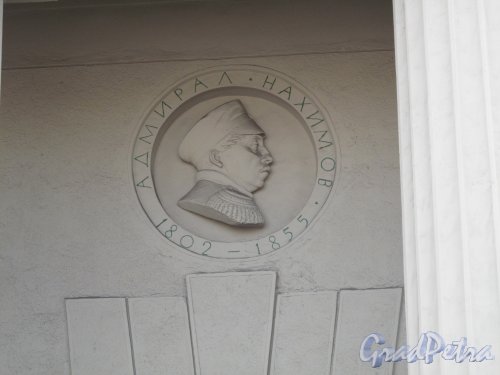 Станция метро «Балтийская». Наземный павильон. Рельефный медальон над входом «Адмирал Нахимов». Фото март 2014 г.