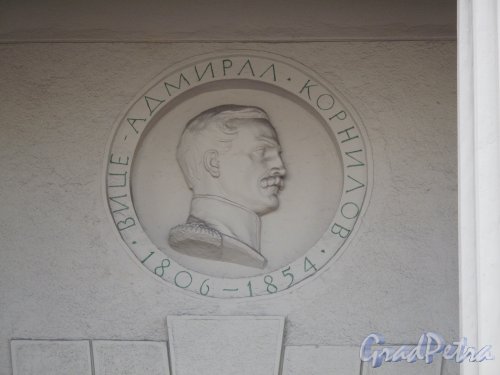 Станция метро «Балтийская». Наземный павильон. Рельефный медальон над входом «Вице-адмирал Корнилов». Фото март 2014 г.