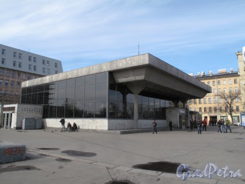 Станция метро «Выборгская». Надземный павильон со стороны Сампсониевского сада. Фото март 2014 г.