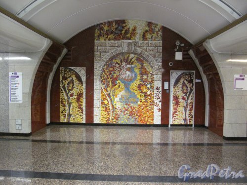 Станция метро «Бухаресткая». Подземный перонный зал и мозаичное панно на торцевой стене. Фото апрель 2014 г.