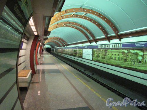 Станция метро «Обводный канал». Вид посадочной платформы подземного зала. Фото апрель 2014 г.