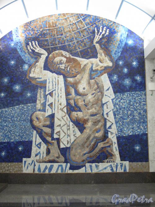 Станция метро «Международная». Мозаичное панно «Атлант» в торце подземном вестибюле. Фото апрель 2014 г.