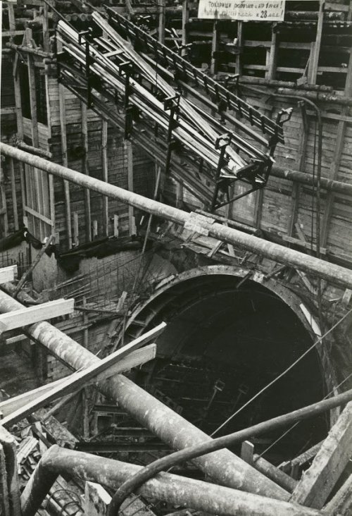 Станция метро «Невский проспект». Монтаж эскалаторов в наклонном ходе. Фото 1962 года.