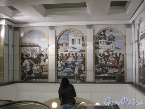 Станция метро «Спасская». Мозаичное панно в наземном павильоне на торцевой стене над эскалаторами. Фото апрель 2014 года.