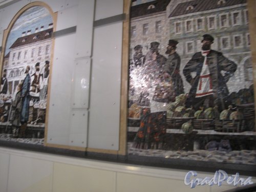 Станция метро «Спасская». Мозаичное панно на боковой стенке над эскалаторами. Фото апрель 2014 года.