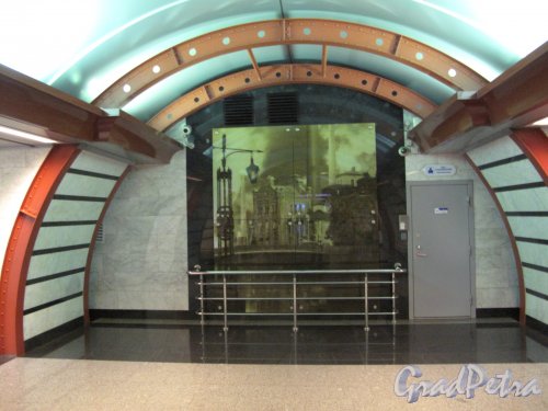 Станция метро «Обводный канал». Оформление торцевой стенка подземного вестибюля. Фото май 2014 г.