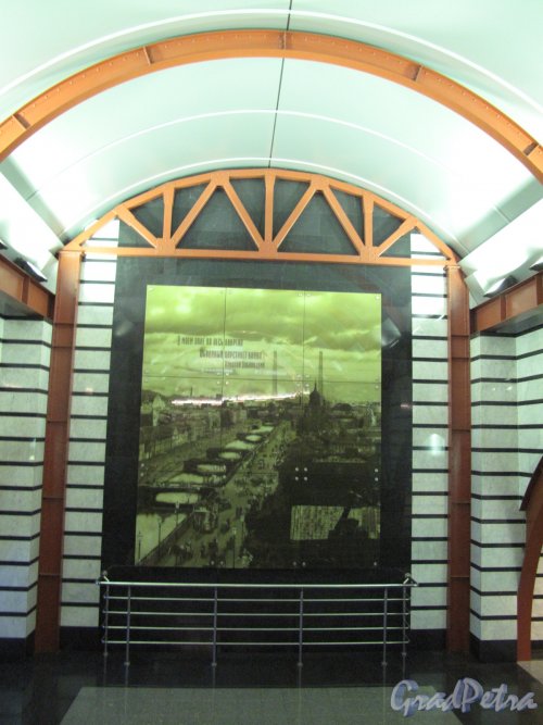 Станция метро «Обводный канал». Оформление стены перехода. Фото май 2014 г.