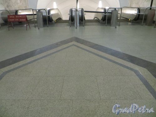 Станция метро «Адмиралтейская». Оформление пола переходного тоннеля перед эскалаторами. Фото 18 марта 2015 года.