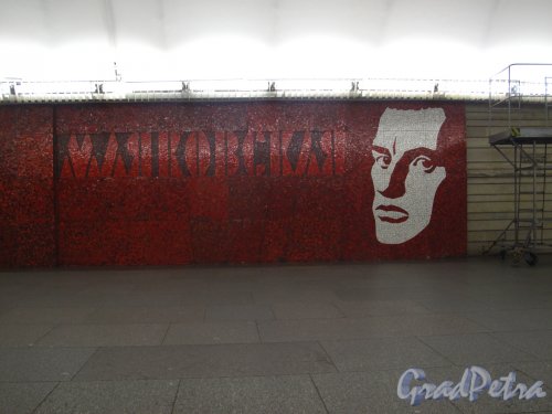 Станция метро «Маяковская». Мозаичный портрет В.В. Маяковского в подземном вестибюле станции. Фото июль 2014 г.