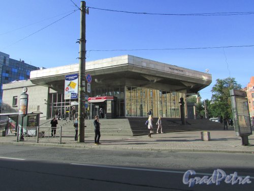 Наземный павильон станции метро «Чкаловская». Фото 2 сентября 2015 года.