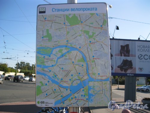 Станция метро «Выборгская» (ул. Смолячкова, дом 21). Велопрокат около здания наземного вестибюля. Фото 11 сентября 2015 г.