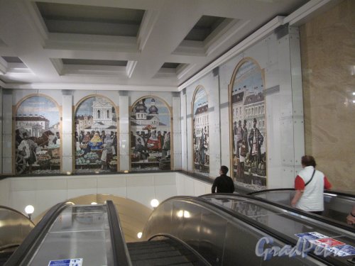 Станция метро Спасская. Наземный павильон. Оформление наклонного эскалаторного туннеля. фото июль 2014 г.