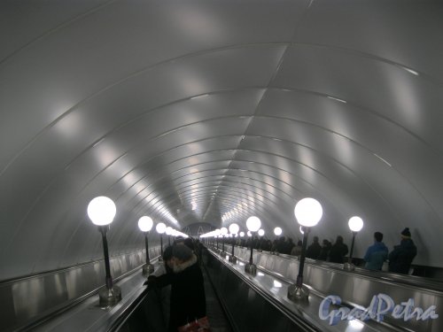 Станция метро «Спортивная-2». Эскалатор выхода на Васильевском острове. Вид вниз. Фото 3 марта 2016 г.