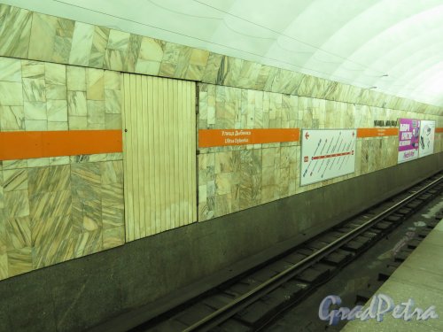 Станция метро Улица Дыбенко. Подземный вестибюль, 1987, Оформление перрона. фото сентябрь 2014 г.