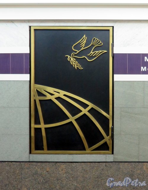 Станция Метро «Международная». Вентиляционная решетка подземного вестибюля. фото февраль 2015 г.